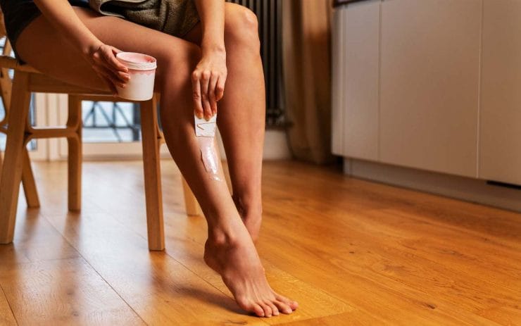 Nanošenje kreme za depilaciju voskom kod kuće – početak procesa