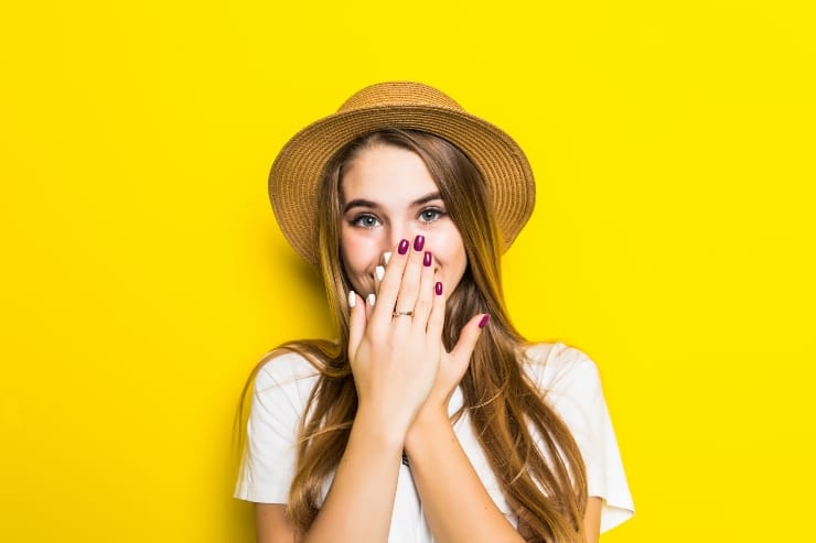 Devojka sa prolećnim noktima u nežnim, ženstvenim tonovima.